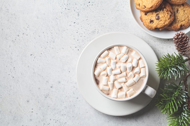 Tasse heiße Schokolade oder Kakao mit Marshmallow