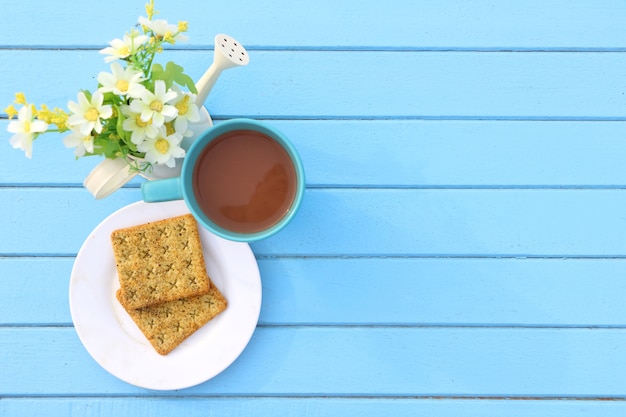 Tasse heiße Schokolade und Cracker Brot auf weißem Teller