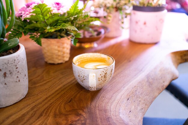 Tasse heißen Cappuccino auf dem Holztisch