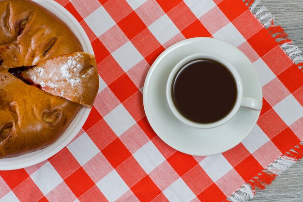 Tasse heißen frischen Tee und köstlichen hausgemachten Kuchen auf dem Tisch. Foto von oben