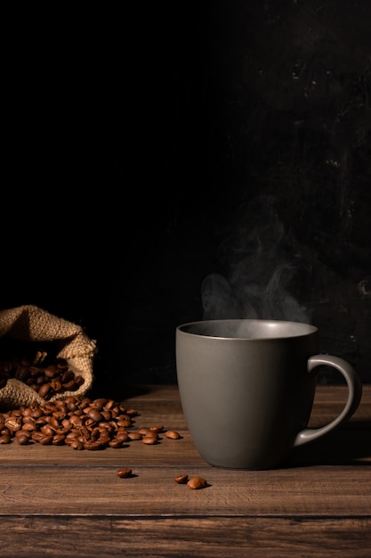 Tasse heißen Kaffee auf einem Holztisch
