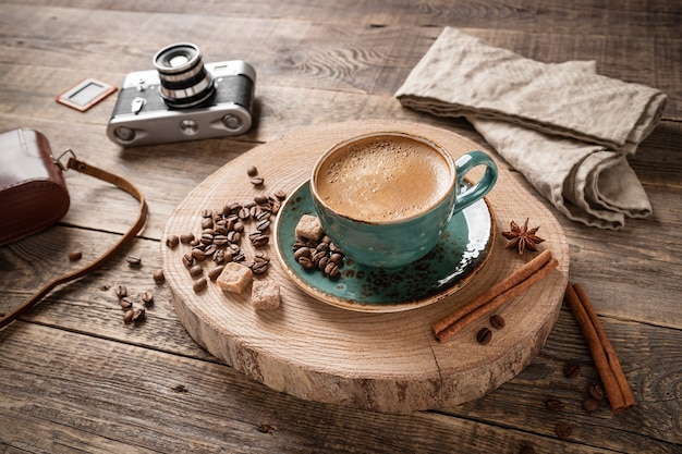 Tasse heißen Kaffee auf Holztisch. Retro-Stil