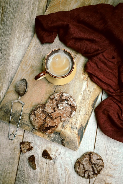 Tasse heißen Kaffee mit Dampfcacaolattecappuccino mit süßem Keksdessert auf dem Tisch