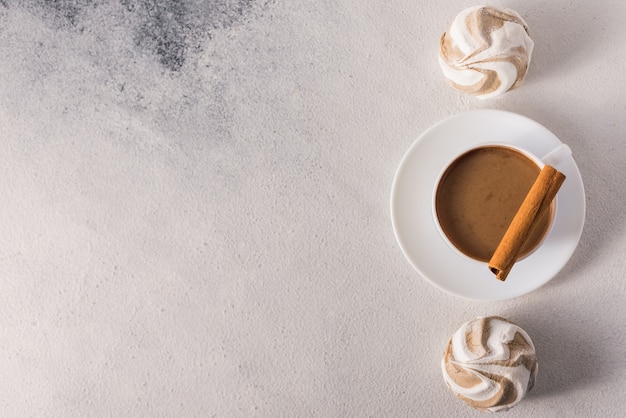 Tasse heißen Kaffee mit Milch und süßen Marshmallows und Keksen für einen guten Morgen