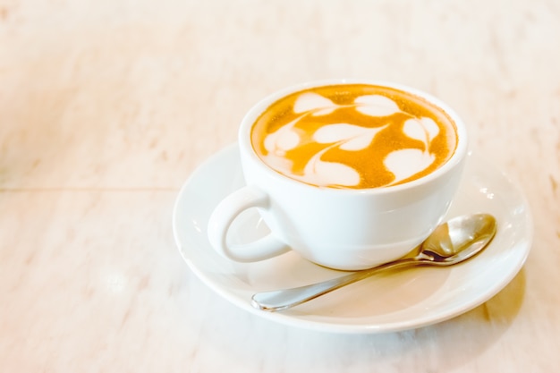 Tasse heißen Kaffee mit schönen Latte Art