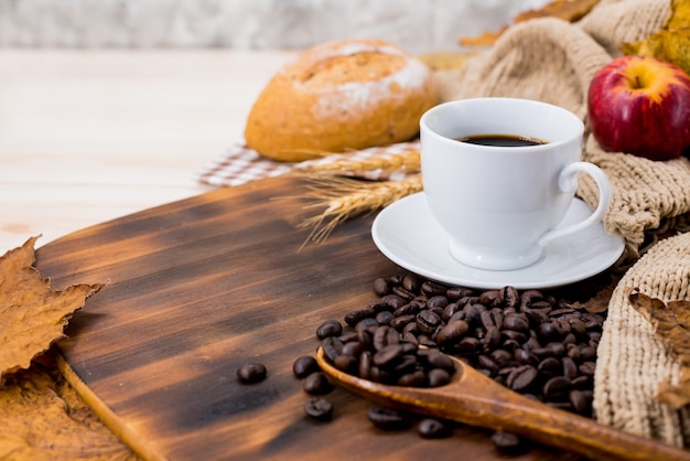 Tasse heißen Kaffee mit Toast für warmes Getränk der Herbstsaison. Füllhorn der Herbsternte. Kopieren Sie Platz auf Holzhintergrund.