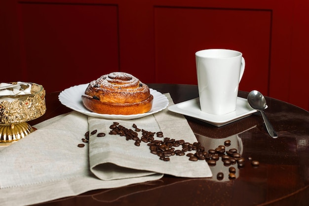 Foto tasse heißen kaffee und brötchen auf alten holztisch