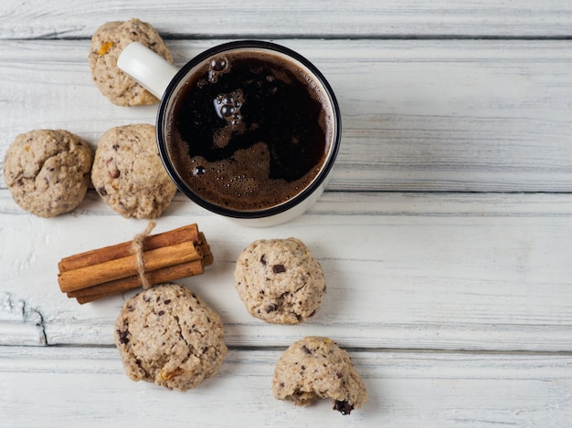 Tasse heißen kaffee und hausgemachte haferkekse zum frühstück