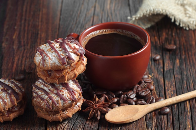 Tasse heißen Kaffee und Kekse mit Schokolade