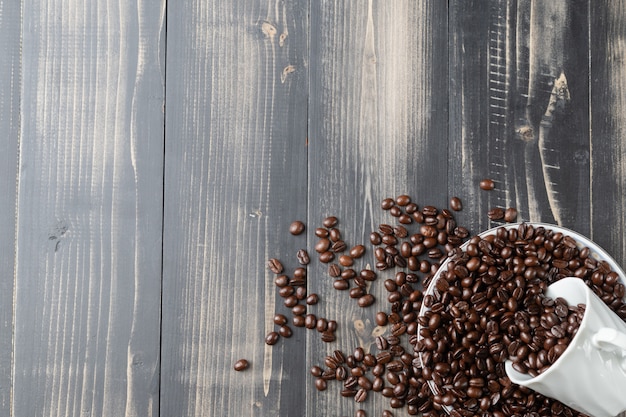 Tasse heißen Kaffee und Röstkaffeebohnen