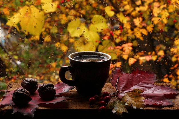 Foto tasse heißen kaffee und tropfen auf dem fenster