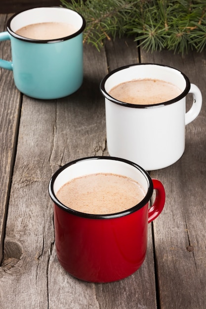 Tasse heißen Kakao auf dunkel