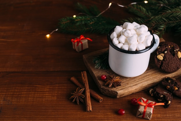 Tasse heißen Kakao mit Marshmallows und Keksen