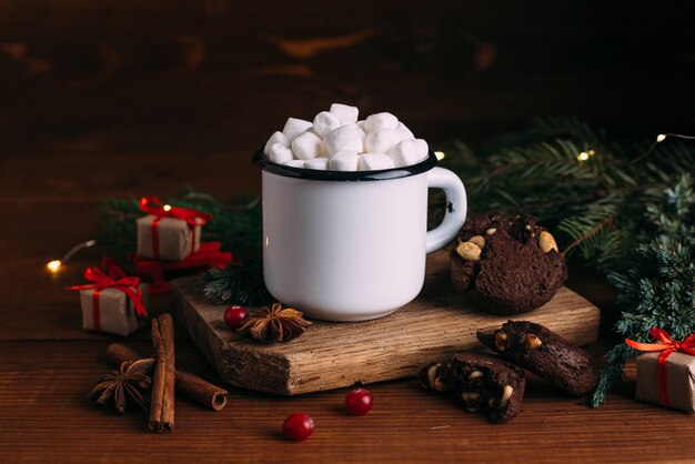 Tasse heißen Kakao mit Marshmallows und Keksen