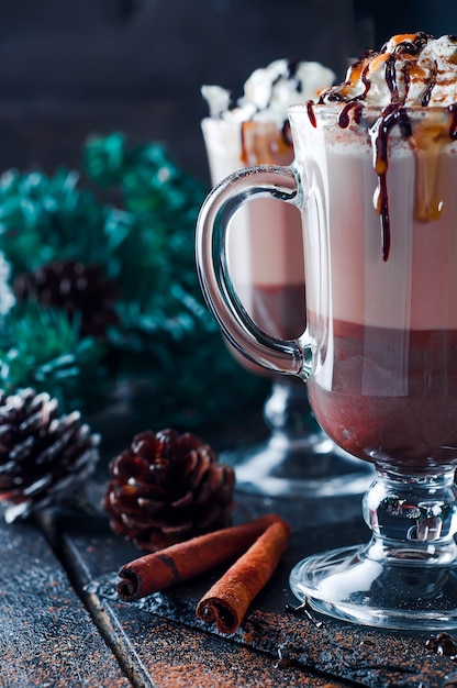 Tasse heißen Kakao oder Kaffee zu Weihnachten mit Schlagsahne