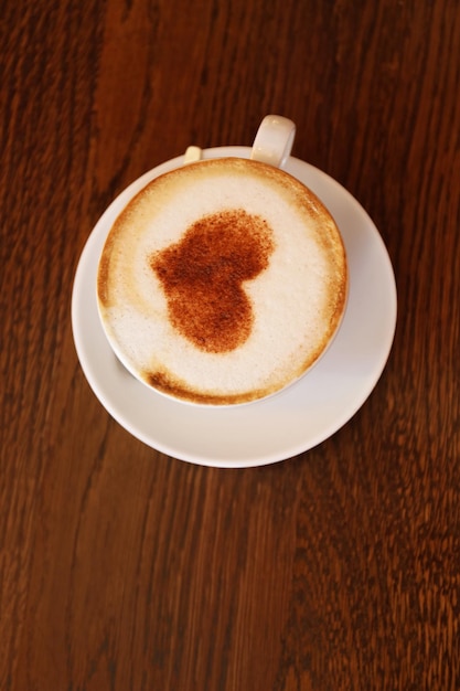 Tasse heißen leckeren Kaffee auf Holztisch Nahaufnahme