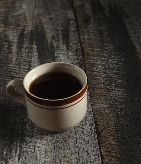 Tasse heißen Tee auf einem Holztisch