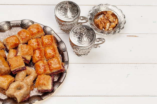 Tasse heißen Tee und einen Teller mit türkischen Desserts