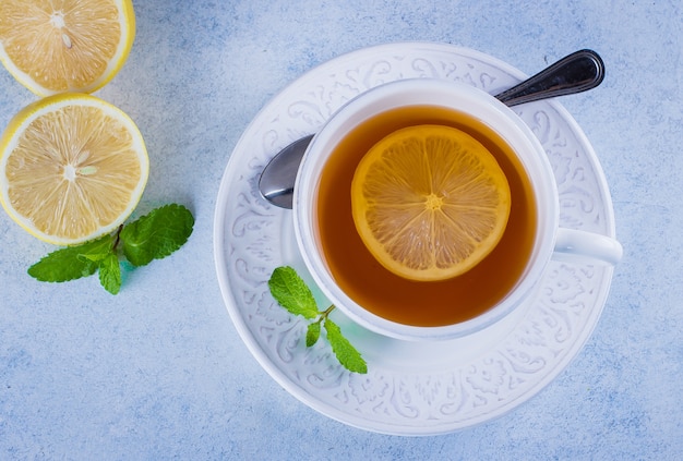 Tasse heißen Zitronentee mit Minze