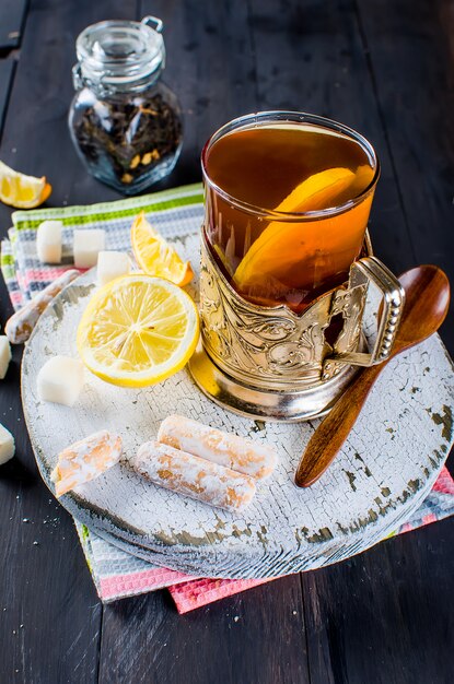 Tasse Heißer Tee mit Zitrone und Ingwer