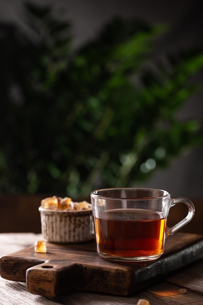 Tasse heißer Tee mit Zuckerlutschern