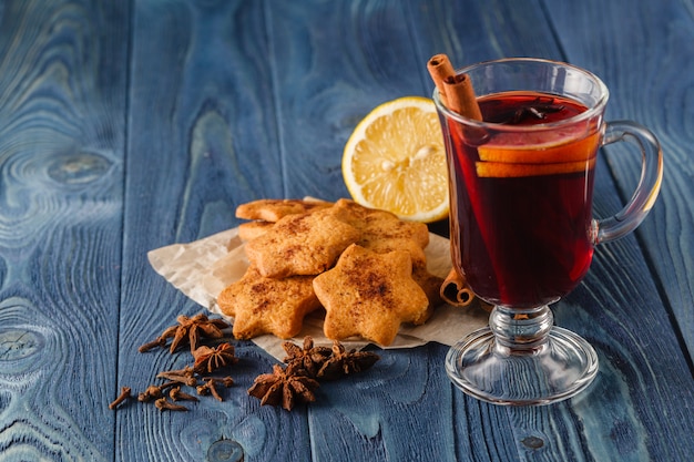 Tasse heißes Getränk und Herbstlaub, Nahaufnahme