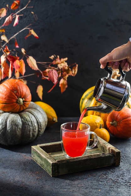 Tasse heißes rotes Getränk