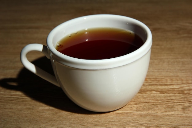 Tasse Heißgetränk auf Holztisch