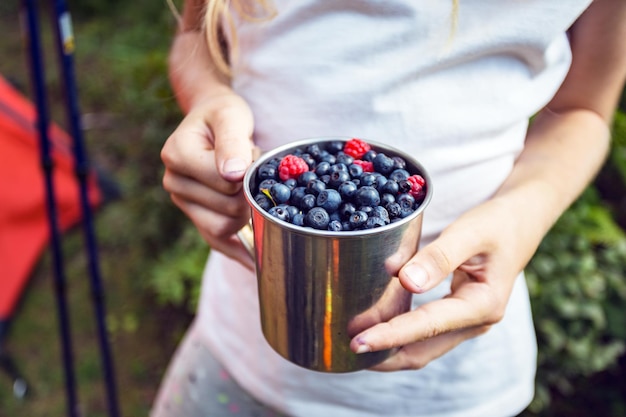 Tasse Himbeeren und Heidelbeeren