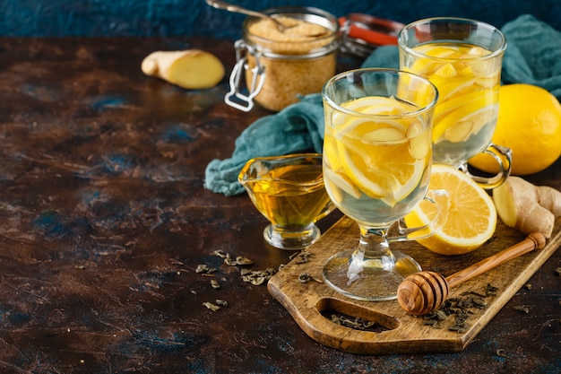 Tasse Ingwertee mit Honig und Zitrone