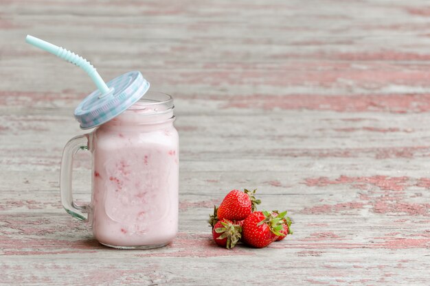 Tasse Joghurt und Erdbeeren