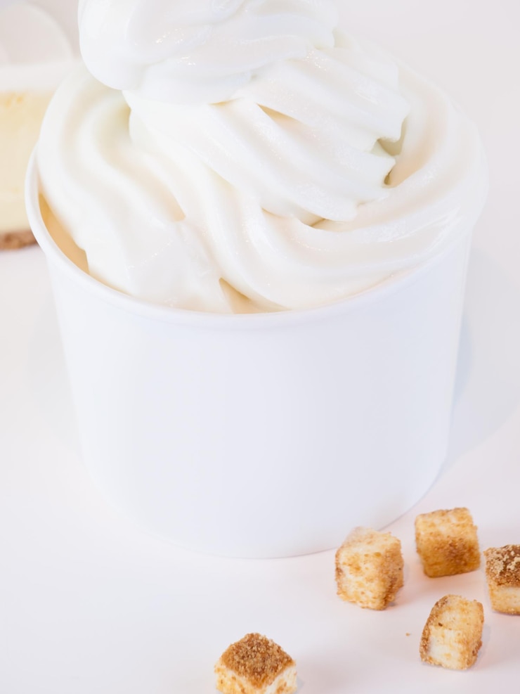 Foto tasse käsekuchen frozen yogurt oder softeis.