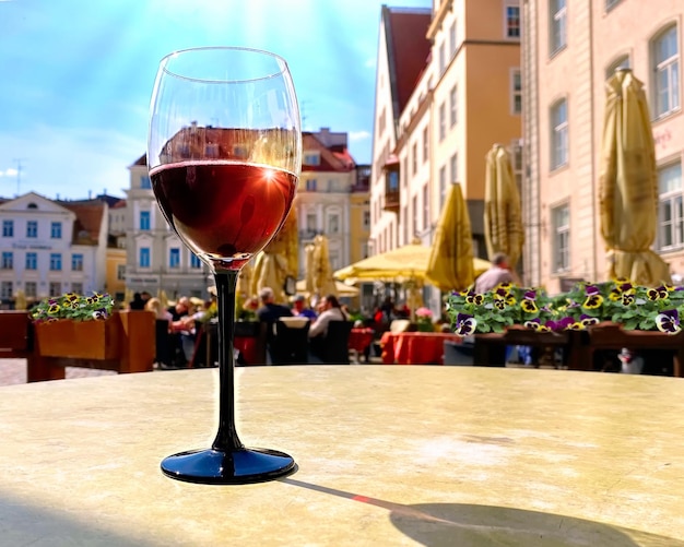 Tasse Kaffee am Straßencafétisch in der Altstadt von Tallinn