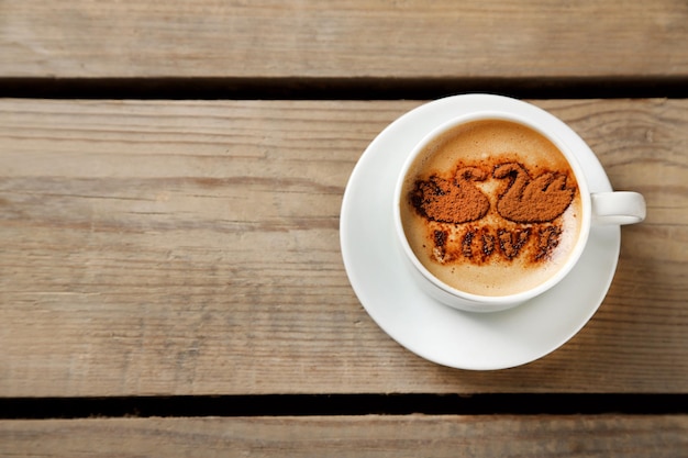 Tasse Kaffee auf altem Holztisch