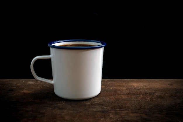 Tasse Kaffee auf altem Holztisch