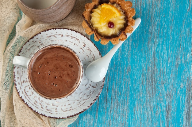 Tasse Kaffee auf blau