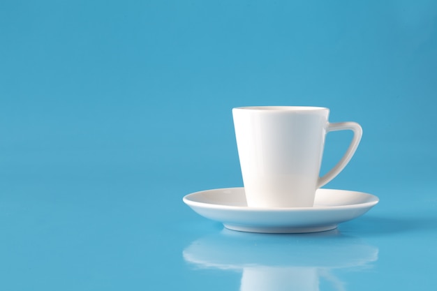 Tasse Kaffee auf blau