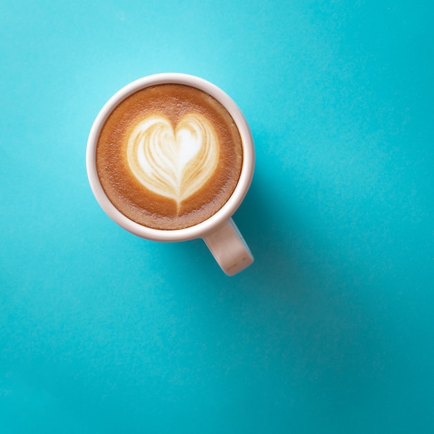 Tasse Kaffee auf blau