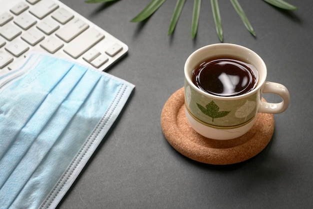 Tasse Kaffee auf Bürotischplatte