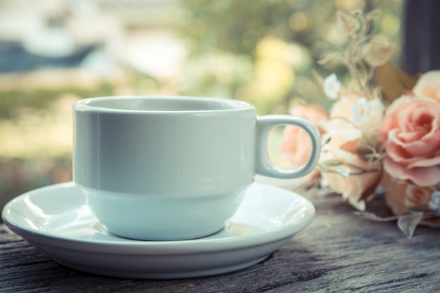 Tasse Kaffee auf dem Schreibtisch