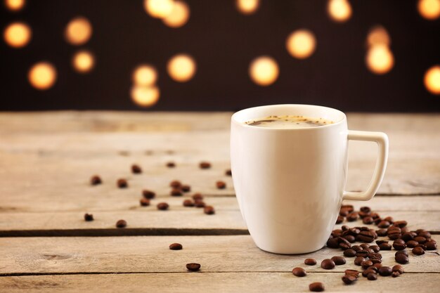 Tasse Kaffee auf dem Tisch auf brauner Oberfläche