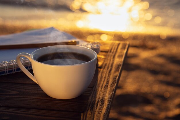 Foto tasse kaffee auf dem tisch