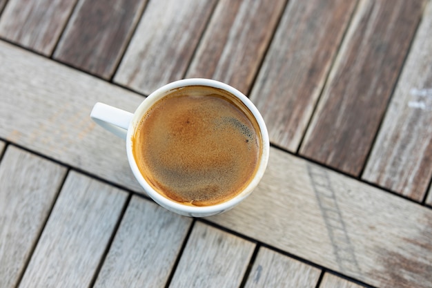 Tasse Kaffee auf dem Tisch