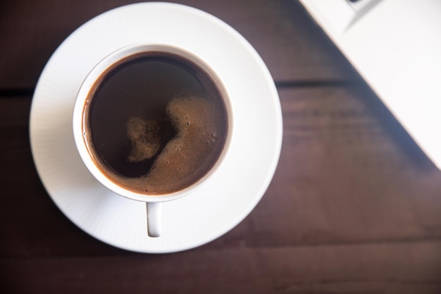 Tasse Kaffee auf dem Tisch