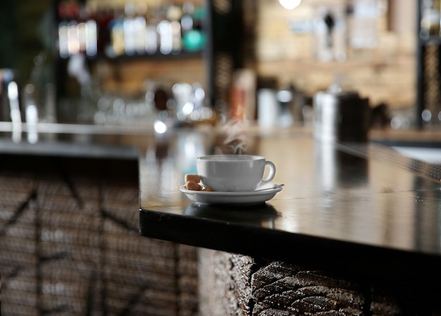 Tasse Kaffee auf der Bartheke