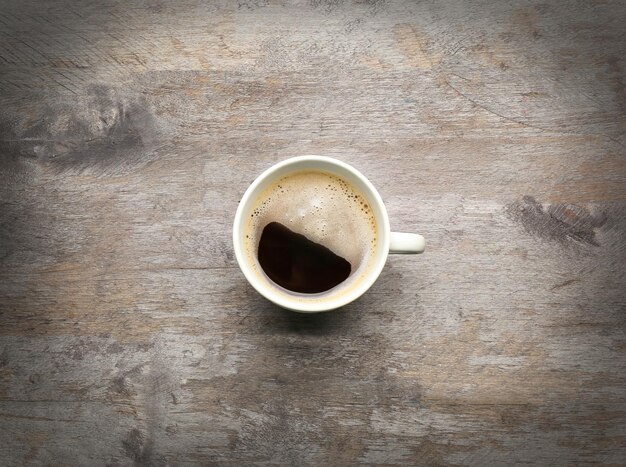 Foto tasse kaffee auf draufsicht des holztischs