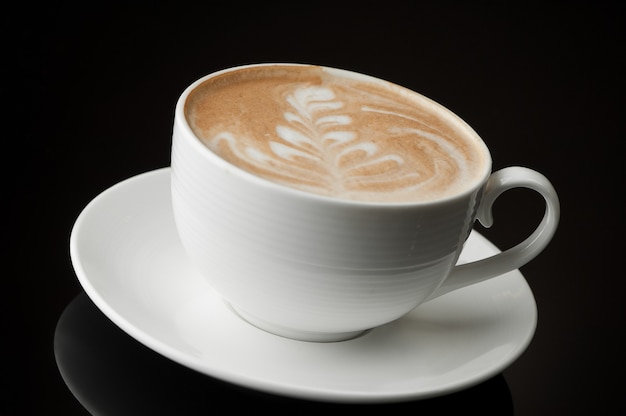 Tasse Kaffee auf dunklem Hintergrund