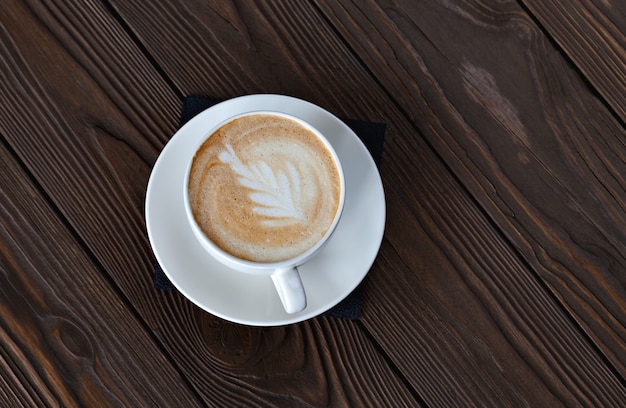 Foto tasse kaffee auf einem braunen holztisch