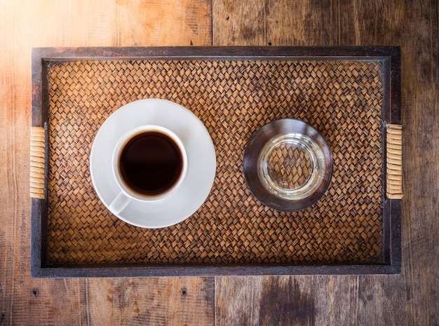 Tasse Kaffee auf einem Holztisch