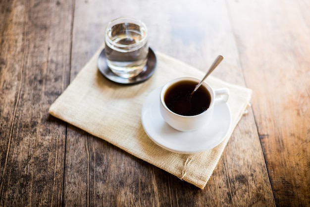 Tasse Kaffee auf einem Holztisch